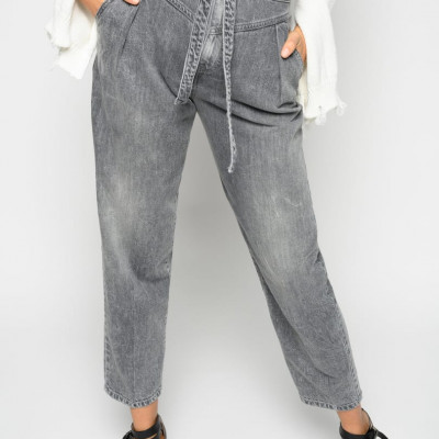 Carrot-Fit Jeans With Belt
