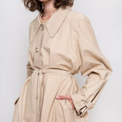 Classic Tortoise Button Trench Coat in Buff
